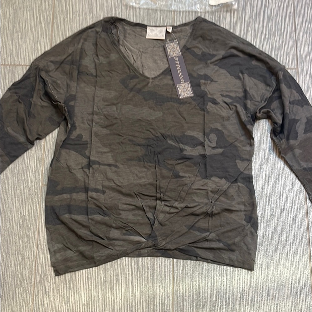 New never worn just opened up package forgot I ordered XS top